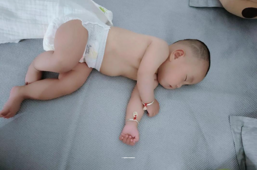 灯塔宝宝睡觉爱翻身